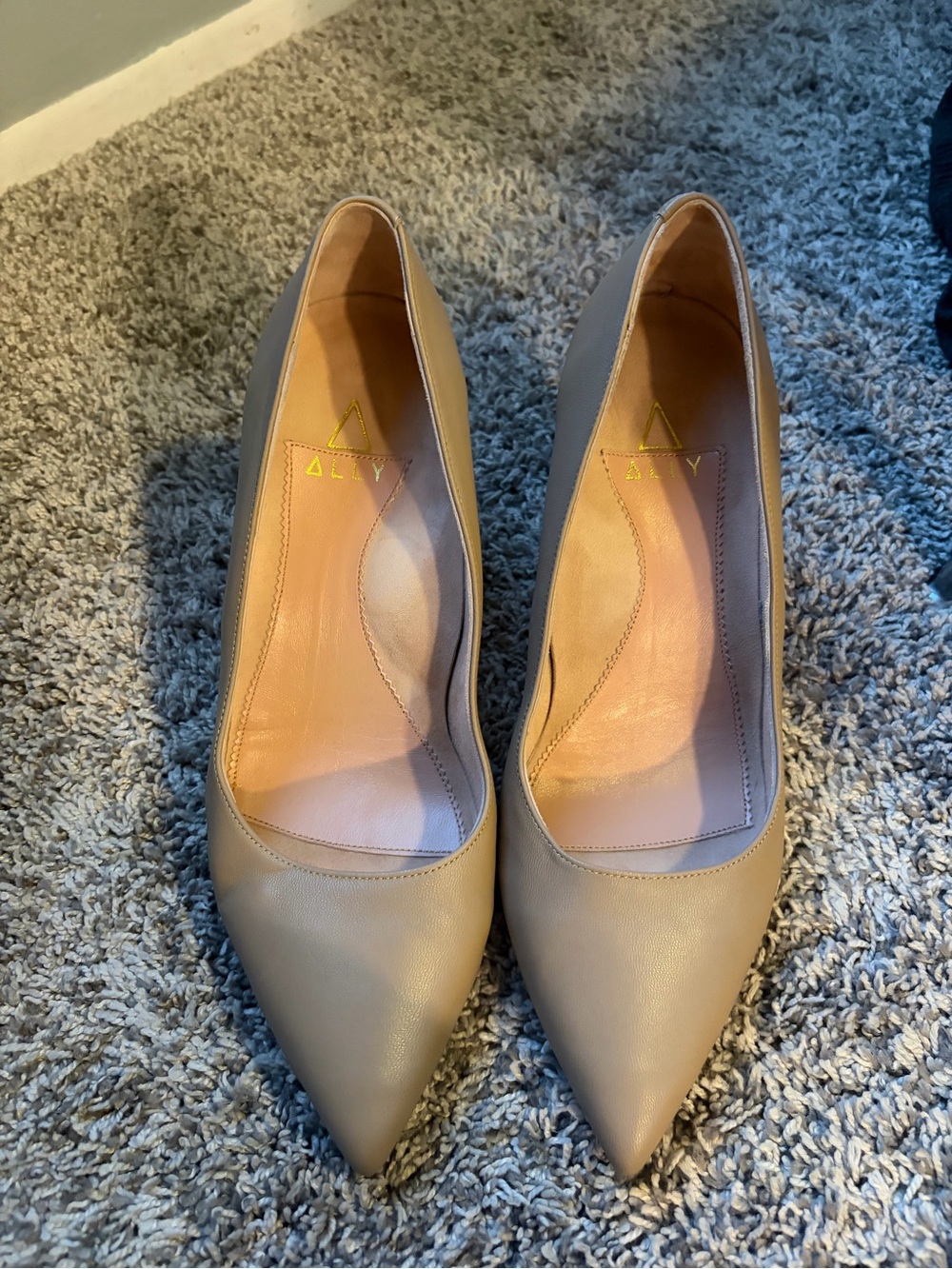 Ally Bossy Beige Leather Block Heel Pump